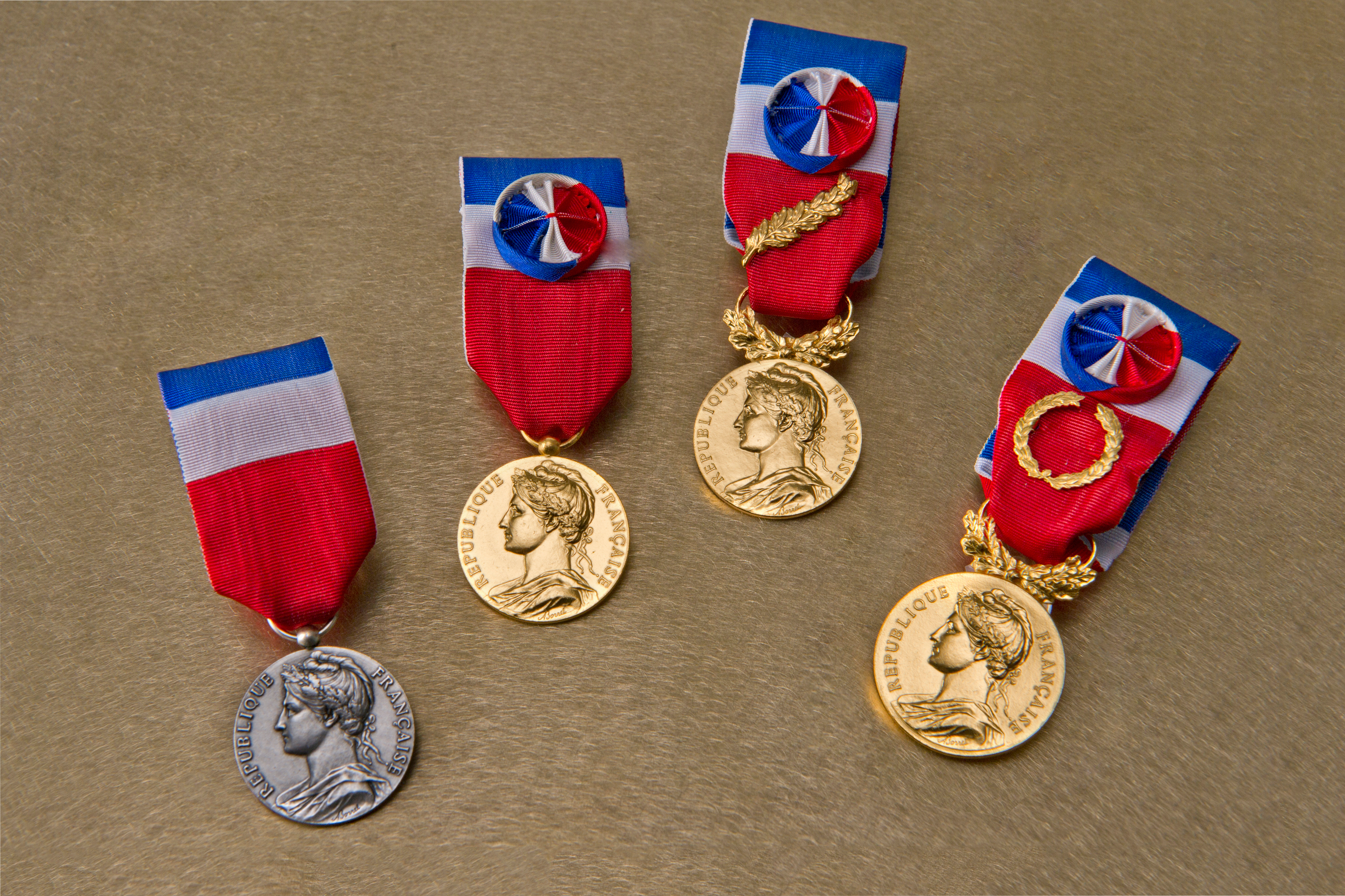 Création et fabrication d'insignes et pins police, gendarmerie, militaire